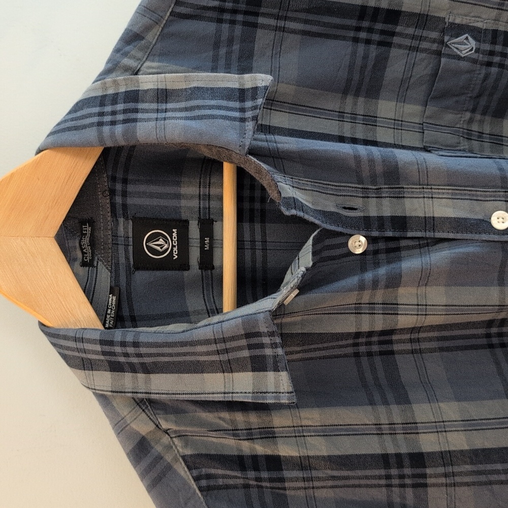 Volcom Men's Medium Classic Fit Long Sleeve Button Down Plaid Shirt.